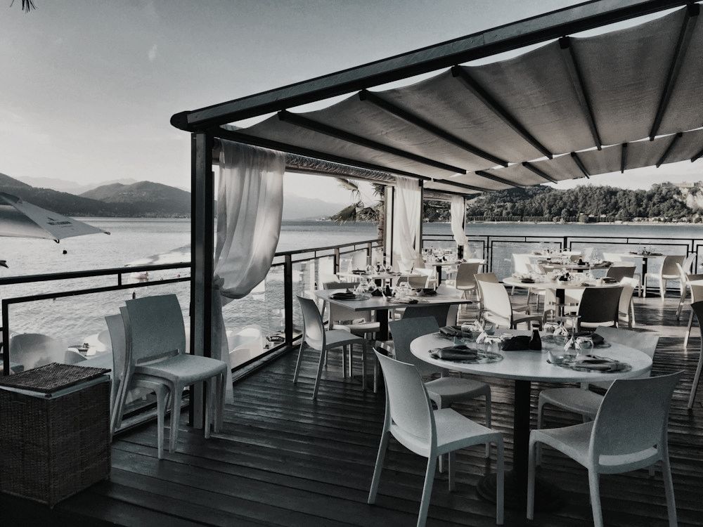 Deniz manzaralı, tenteli restoran terası