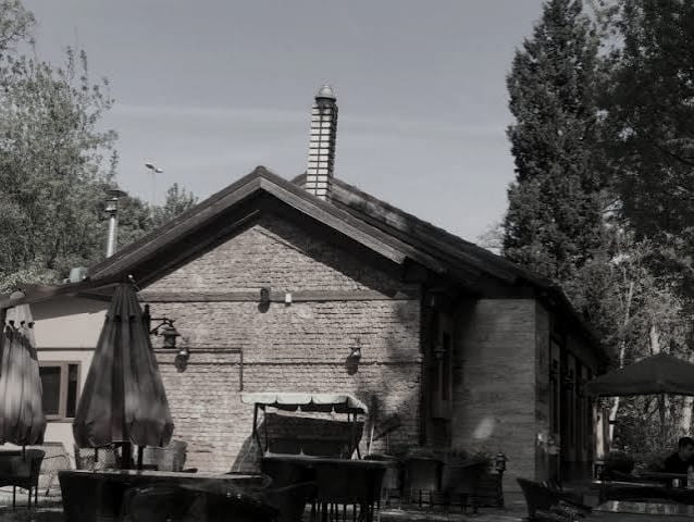 Restore edilmiş tarihi tuğla cephanelik yapısı, Livadi Cafe & Restaurant